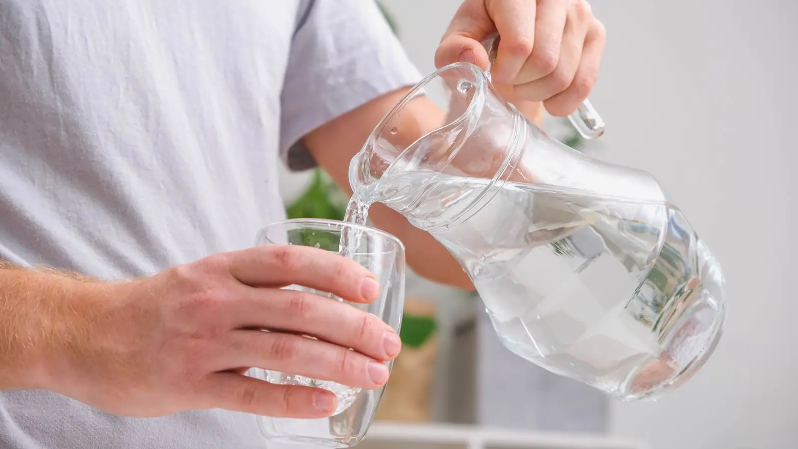 الإفراط في شرب الماء قد يهدد صحتك ..  إليك السبب