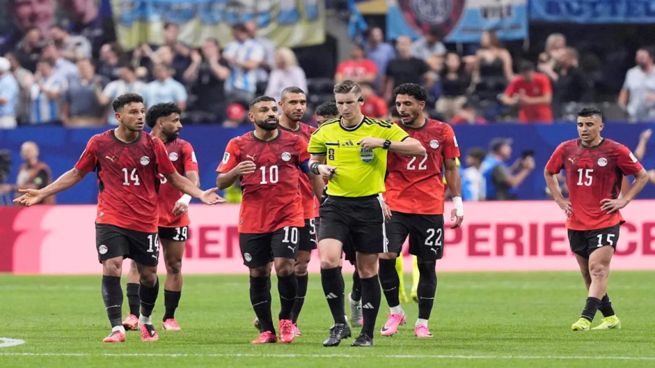 بعد ضياع التأهل ..  الاتحاد المصري يندد بتحكيم مواجهة الأرجنتين