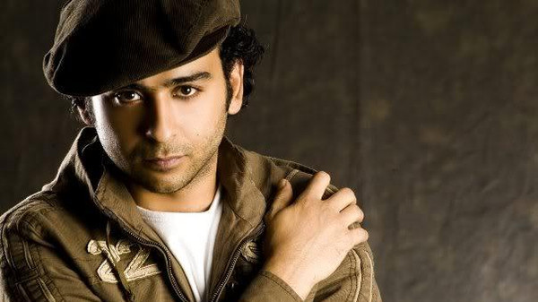 حبس الفنان المصري أحمد عزمي 6 أشهر