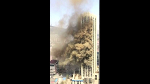 حريق في مبنى سكني عال (فيديو)