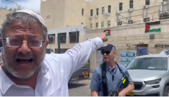 علم فلسطين يتسبب باشتباك بين غفير و”حريديم” قرب القدس - (فيديو)