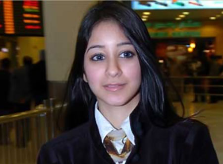 أسيل عمران تتوهج بالأزرق والشعر الأحمر  ..  صور