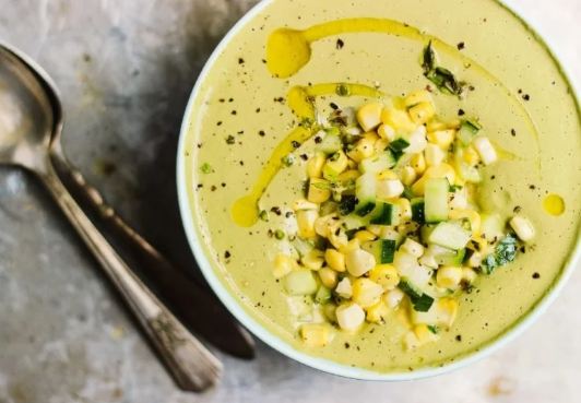 شوربة الذرة بالكريمة: وصفة ناعمة بطعم غني يدفئ القلب