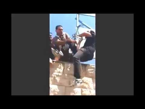 بالفيديو ..  شاب يحاول الإنتحار بإلقاء نفسه عن سطح بناية و الإمساك به باللحظة الأخيرة