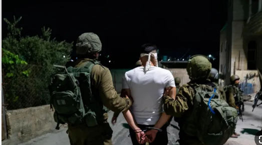 مستوطنون يحرقون ممتلكات فلسطينيين واعتقالات واقتحامات بالضفة
