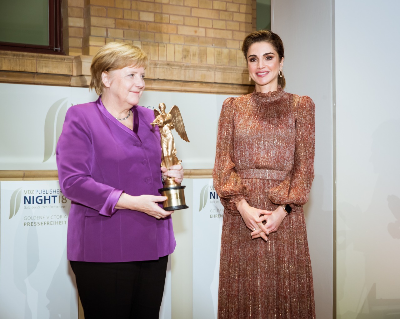 الملكة رانيا العبدالله تسلم المستشارة الألمانية أنجيلا ميركل جائزة فكتوريا الذهبية الفخرية