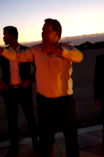 بالفيديو  ..  مواطن في حفل زفاف نجله: "اجوه عليكم الله لا حد يطخ ..  جيبوا حلو للعريس بدل الرصاص"  