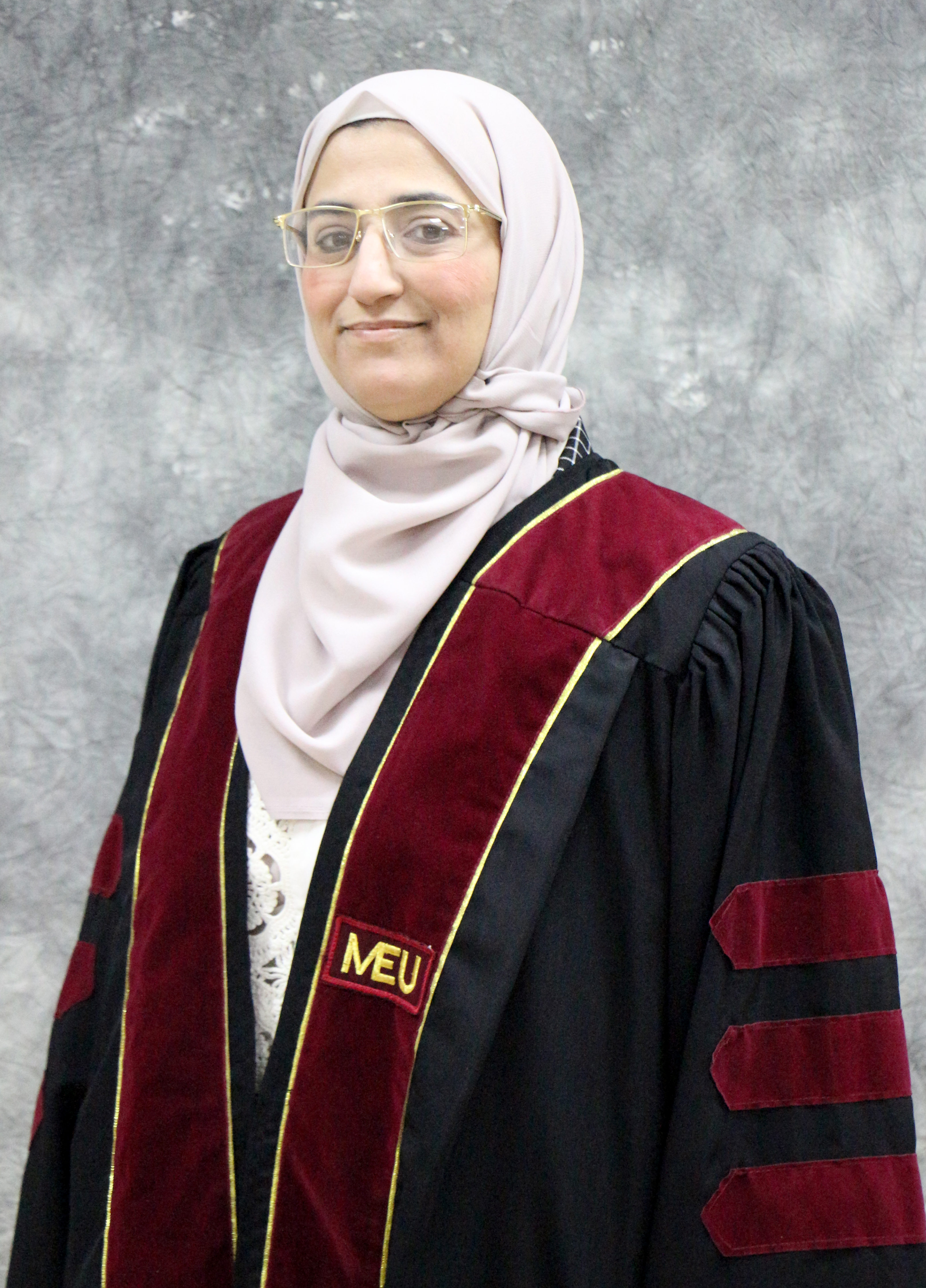 الدكتورة نوزت الجبور من جامعة الشرق الأوسط MEU  تبحث في خصائص الكيتوزان وطريقة التحلل المائي الحمضي 