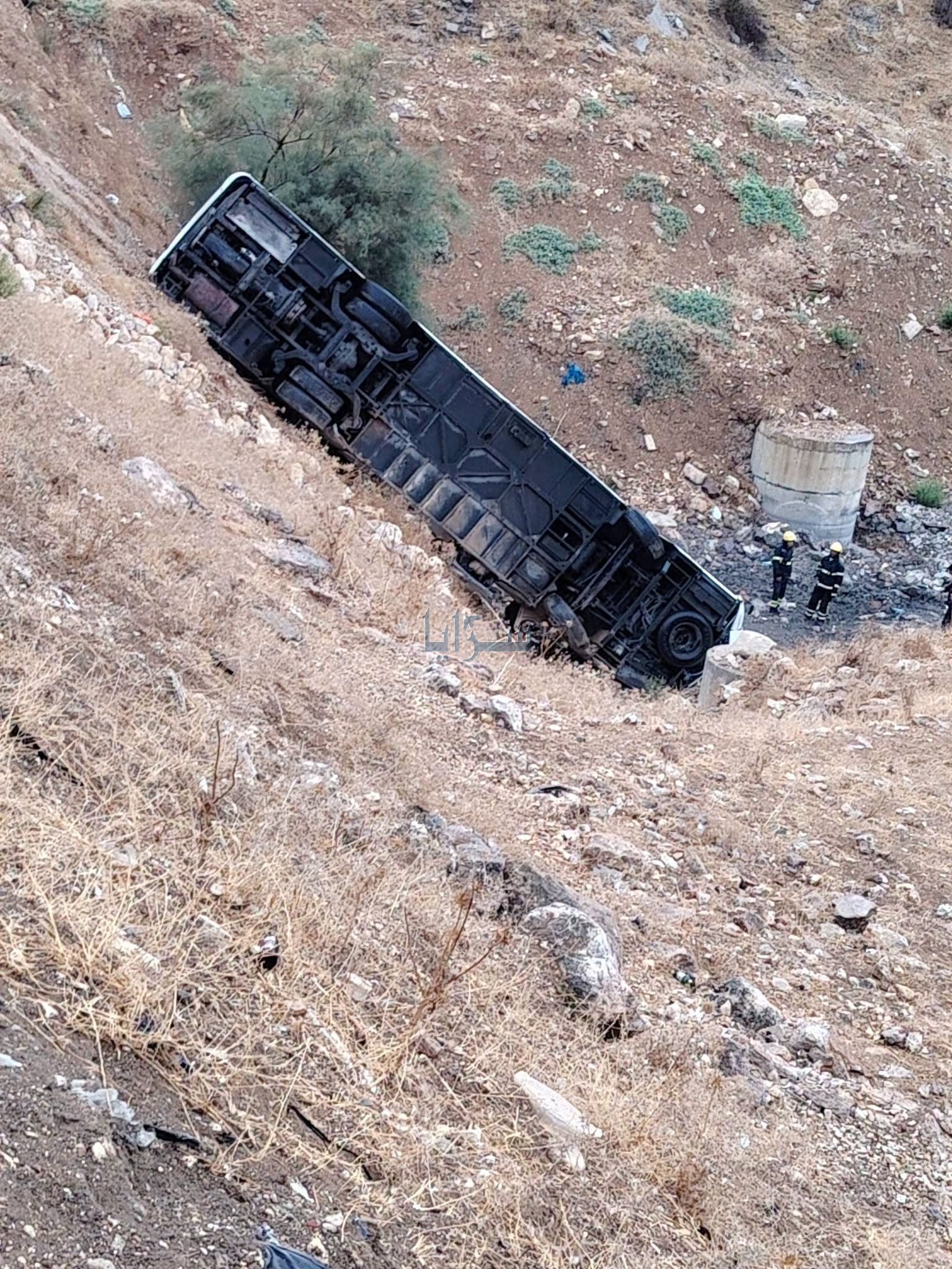 بالفيديو والصور ..  شاهد موقع حادث حافلة طريق المطار الذي أودى بحياة شخص وأصاب 40 آخرين 
