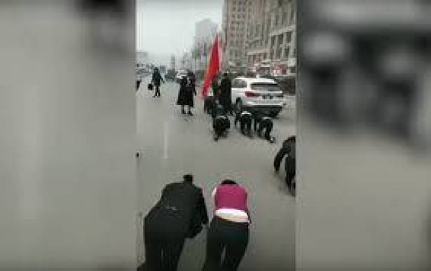 بالفيديو ..  عقاب خاص للموظفين "زحفا على الأرض" في الصين