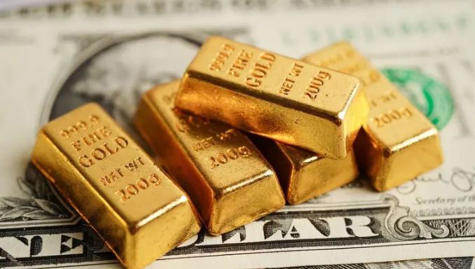 الذهب يتراجع قرب أدنى مستوى في أسبوع