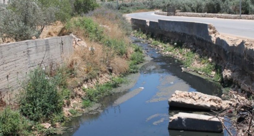 مستوطنة "اريئيل" تلوث أراضي المواطنين في سلفيت