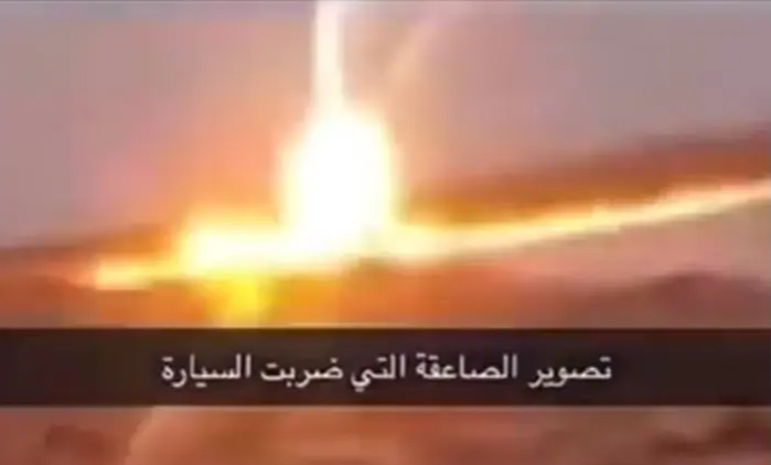 فيديو ولا في الخيال ..  صاعقة تضرب سيارة خلال رحلة برية بالسعودية!