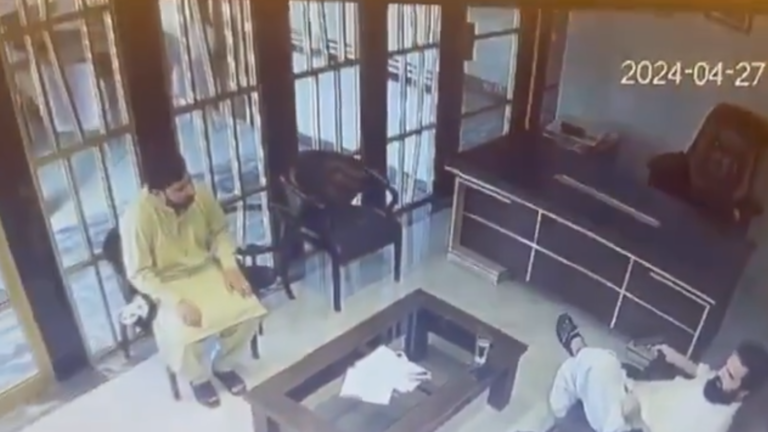 بكل هدوء ..  كاميرا توثق لحظة انتحار رجل أعمال باكستاني - (فيديو)