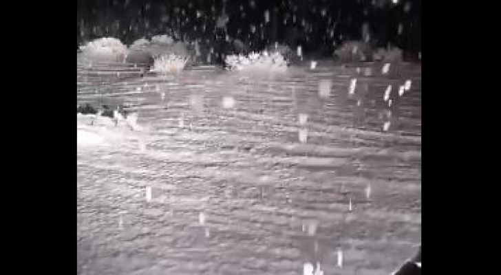 بالفيديو ..  شاهد تساقط كثيف للثلوج شمال السعودية 
