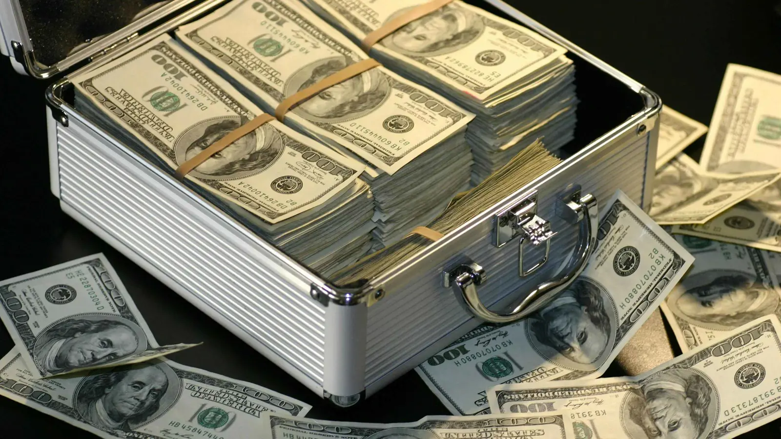 سرق أكثر من 3 ملايين دولار من مسنة ..  وأنفقها على عمليات التجميل