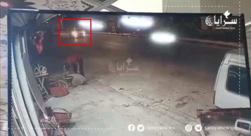 بالفيديو  ..  مركبة مسرعة تطلق النار على محل تجاري في مدينة إربد