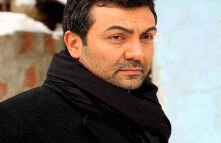 الممثل التركي أسمر يرفض هدية باهظة من رجل عربي