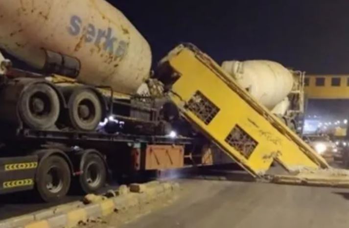 سقوط جزء من جسر مشاة فوق مركبة على طريق جابر الدولي
