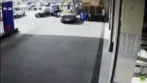 بالفيديو ..  شاب سعودي يحبط سرقة سيارته في الرياض بعملية شبيهةة بهوليود
