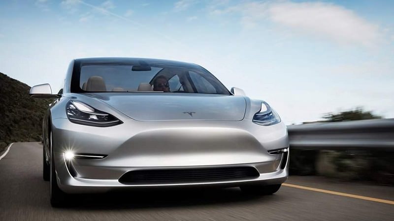 بالصور  ..  Model 3 تتفاخر بفكرة سقفها المتطور المسروقة من سيارة أخرى