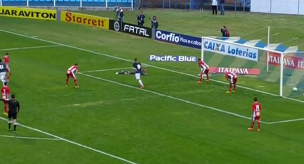 فيديو: حارس برازيلي يُسجل هدفاً برأسه في مرماه!