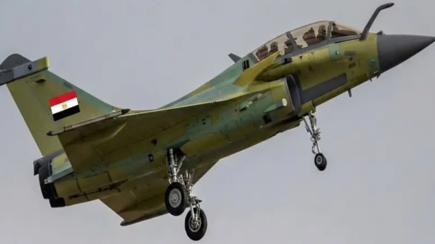 تُوجه بالعين ..  طائرة مصرية جديدة تظهر في فرنسا وتربك "إسرائيل"