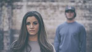 ما معنى رؤيتك لرجل يلاحقك في المنام؟