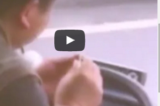 بالفيديو ..  سائق باص «يقص أظافره» أثناء القيادة