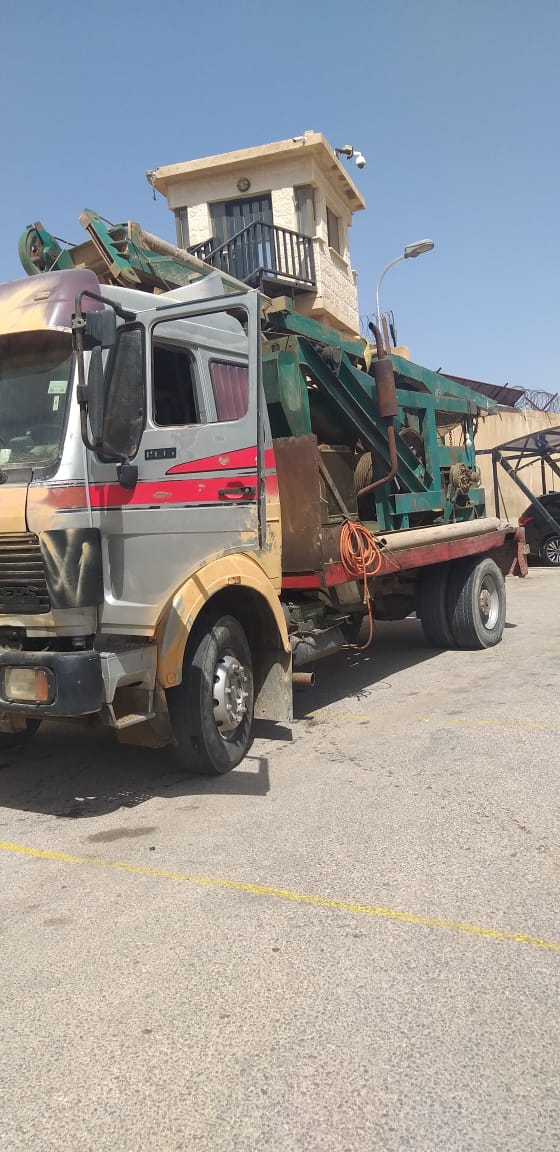 بالصور  ..  ضبط حفارة مخالفة داخل مزرعة في الرمثا  
