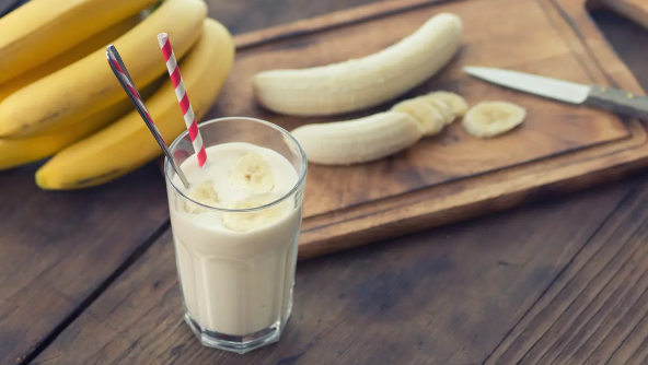 5 أطعمة لا ينبغي تناولها مع الماء ..  أغربها الموز والأرز!
