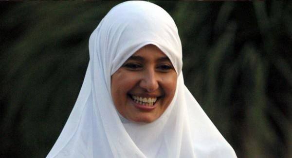 ابنة الفنانة المُعتزلة حلا شيحة على طريق والدتها  ..  بالحجاب والقرآن في يدها “صورة”