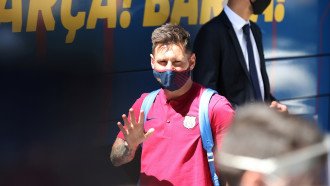 ليونيل ميسي يعرج قبل مباراة برشلونة وبايرن ميونخ 