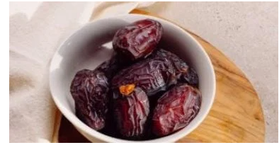 تفسير حلم أكل البطاطا والبلح: استقرار مالي وإنجازات من أبرز التأويلات