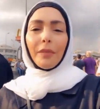 بالفيديو ..  أمل حجازي تظهر ببث مباشر من وسط مظاهرات لبنان وتردد النشيد الوطني 