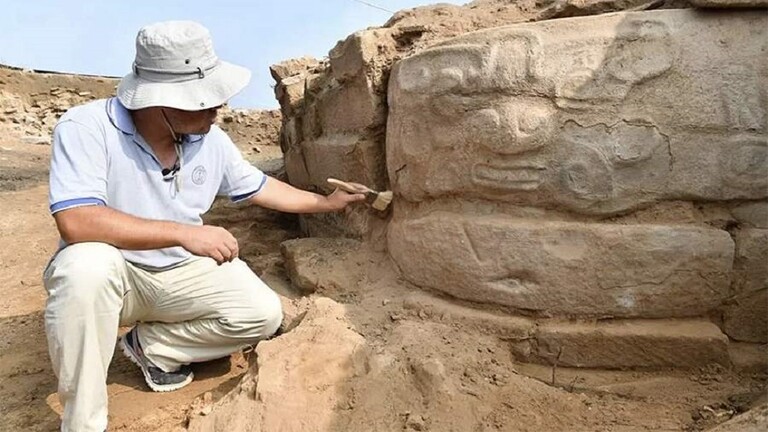 علماء الآثار يكتشفون منحوتة لحاكم عمرها 4300 عام في الصين - صورة 