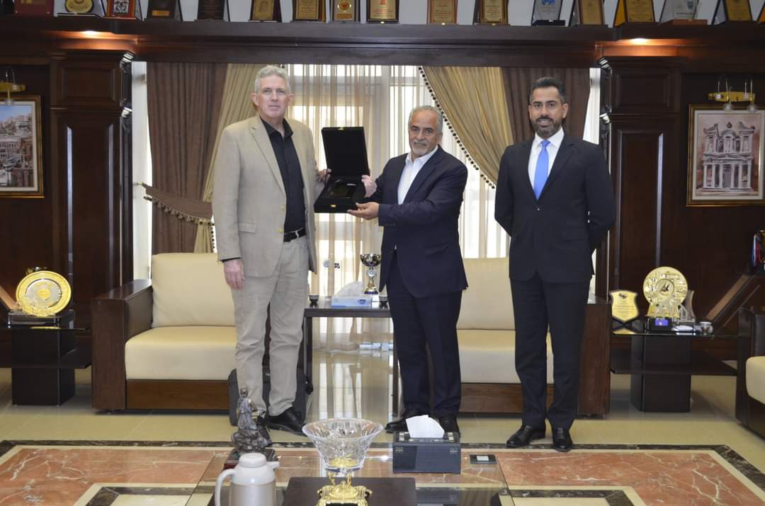 البروفيسور جونسون "أخصائي سياسة فولبرايت" يزور عمان الأهلية