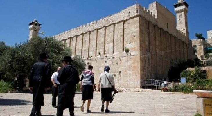 مستوطنون يعتدون على مسؤولين فلسطينيين ويمنعونهم من الصلاة بالحرم الإبراهيمي