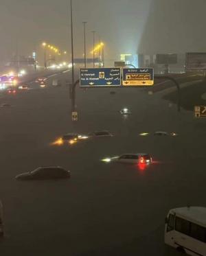 الإمارات تشهد أكبر كميات أمطار في تاريخها - فيديو 