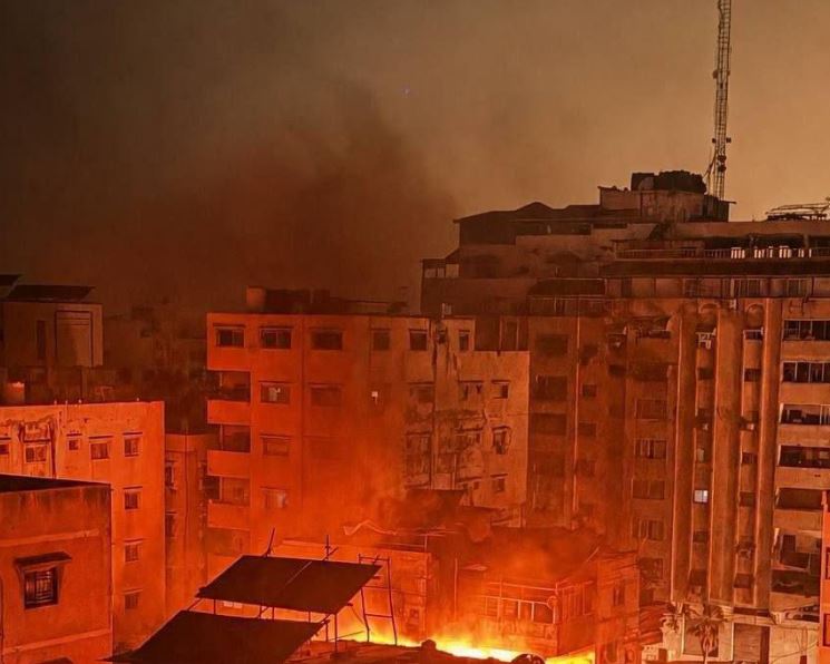 غارات إسرائيلية وإطلاق نار ومدفعية على مناطق متفرقة بغزة