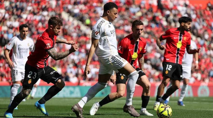 منح برشلونة 6 ..  كم نقطة خسرها ريال مدريد بسبب الـVAR؟ 