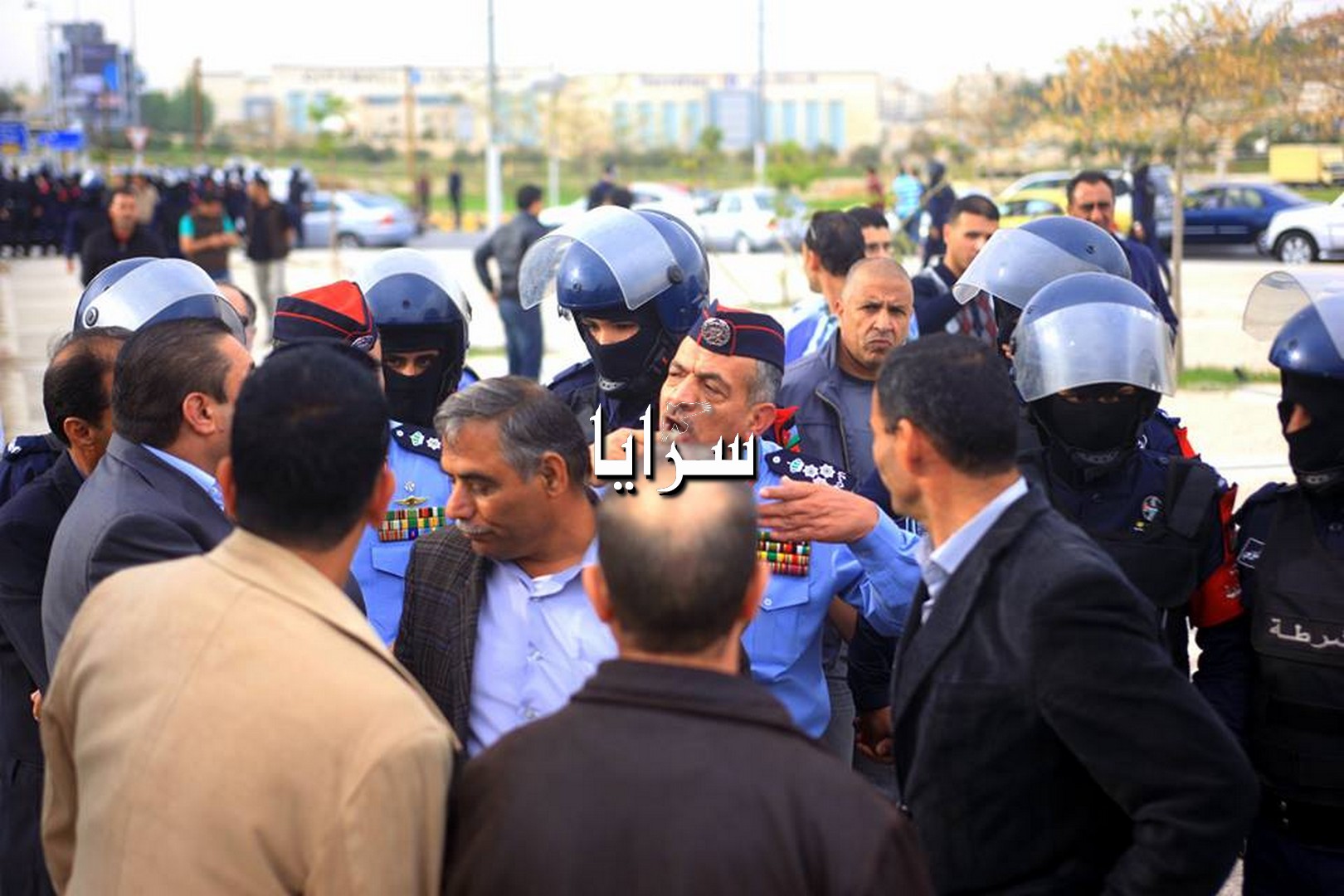 بالصور  ..  تواجد أمني كثيف بشارع الشعب 