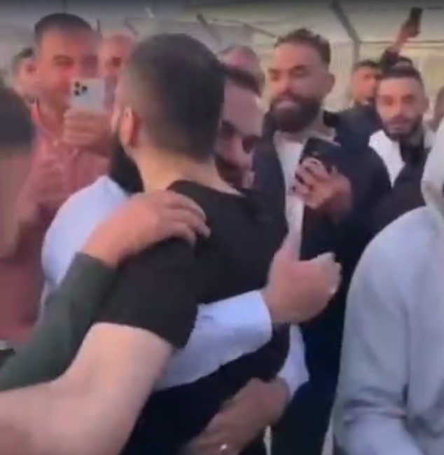 بالفيديو  ..  الاحتلال يفرج عن عدد من الأسرى وسط فرحة الأهالي العارمة 