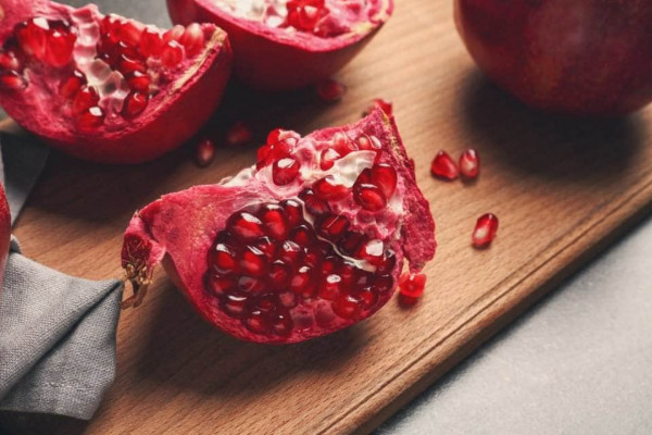 فوائد الرمان على الريق