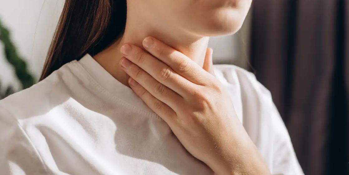 رغم غياب نزلات البرد ..  6 أسباب خفية لبحة الصوت 