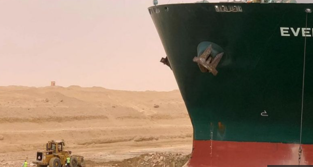 بالفيديو و بالدليل القاطع  ..  "الجرافة" الصغيرة التي سخروا منها هي من حررت السفينة "الجانحة" بالسويس