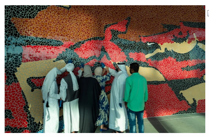 طالبة في مؤسسة قطر تدعم ذوي الإعاقة البصرية من خلال مشاركتها في تقديم خدمات التعليق الوصفي السمعي