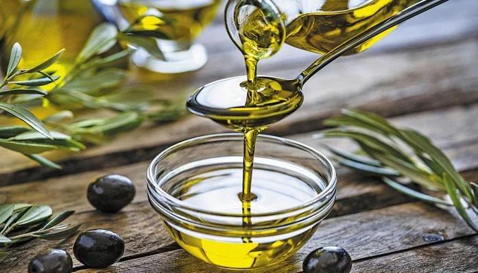 حيلة لتخففي من كمية الزيت الزائدة في أطباقك