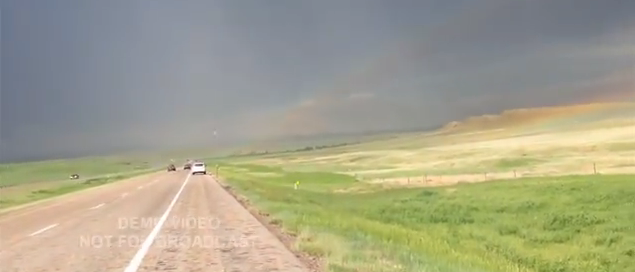بالفيديو  ..  يتحدى صاعقة رعدية وينجو منها بأعجوبة