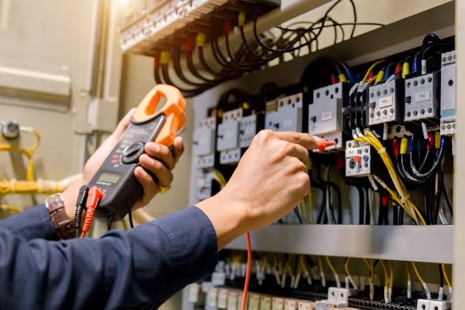 موظف بعد 13 عامًا في شركة لتوليد الكهرباء: «خسرت عملي بسبب خلاف وظيفي ..  وأطالب بقراءة الملف كاملًا»